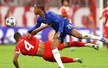HLV và CĐV Chelsea bức xúc vì hậu vệ Bayern không bị đuổi sau tình huống 'đấu vật' với Joao Pedro