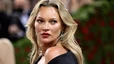 Cựu siêu mẫu Kate Moss vẫn khóc khi buộc phải chụp ảnh bìa khỏa thân ở tuổi 15