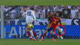 Vì sao hậu vệ Tây Ban Nha chạm tay trong vòng cấm nhưng không có phạt đền cho tuyển Đức?