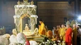 Tăng ni, phật tử và người dân đến chiêm bái xá lợi Đức Phật tại chùa Tam Chúc