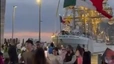 Tàu hải quân Mexico đâm vào cầu Brooklyn ở New York