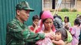 Đã tìm thấy bé gái đi lạc 3 ngày trong rừng