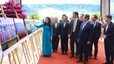 Thủ tướng tham quan trưng bày ảnh của TTXVN về Việt Nam với APEC