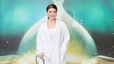 Ca sĩ Lily Chen diện áo blouse trắng đi thi Miss Grand Vietnam 2025