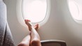 Vì sao không nên tháo giày khi ngồi trên máy bay: Lí do lịch sự chỉ là một phần, điều này mới là trên hết

