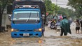 Mưa lớn còn tiếp diễn, đường phố Huế lại bị ngập sâu