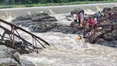 Sập cầu tại điểm du lịch nổi tiếng Ấn Độ, nhiều người thiệt mạng và bị cuốn trôi