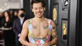 Thời trang thảm đỏ Grammy: Harry Styles đốt mắt với phong cách unisex