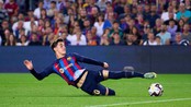 Trò cưng của Xavi chưa thể kí hợp đồng mới, không được mặc áo số 6 ở Barca vì lí do khó tin