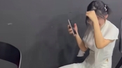 Bị bắt quả tang thì thầm "to nhỏ" với tuyển thủ VGM, biểu cảm của MC Kim Ngân gây chú ý