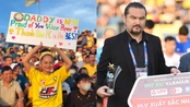 Tan chảy với hình ảnh con gái HLV Popov cầm biểu ngữ: ‘Bố là số 1. Thanh Hóa FC xuất sắc nhất’