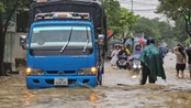 Mưa lớn còn tiếp diễn, đường phố Huế lại bị ngập sâu