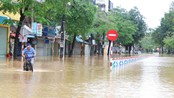 Huế: Lũ bắt đầu xuống dần nhưng vẫn ngập diện rộng