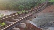 Ảnh hưởng bão số 13: Mưa lũ cuốn trôi nền đường sắt Bắc - Nam đoạn qua Đắk Lắk, Gia Lai