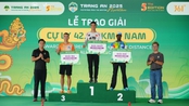 Độc lạ Marathon: Runner Việt định bỏ cuộc, nhưng bất ngờ vượt sao Kenya để vô địch với đôi giày 'cọc cạch'