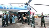 Hình ảnh trực thăng vận chuyển 24 tấn hàng cứu trợ cho đồng bào vùng lũ bị cô lập ở Nghệ An