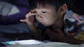 Cảnh báo chứng lác mắt ở giới trẻ do sử dụng thiết bị điện tử