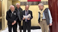 Gặp những người treo cờ Việt Nam trên chóp tháp Nhà thờ Đức Bà Paris