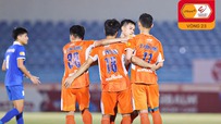 Thủ môn đối phương mắc sai lầm khó tin, đội bóng của Bùi Tiến Dũng giành thắng lợi với 10 người