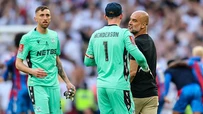 Guardiola xô xát với người hùng của Crystal Palace