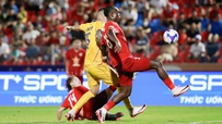 Cuộc đua trụ hạng V-League: 'Lũ' đổ về miền Trung
