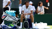 Wimbledon 2025 ngày mở màn: Medvedev bị loại sớm, Tsitsipas bỏ cuộc, tay vợt gốc Việt thẳng tiến
