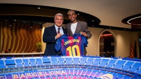 Lamine Yamal chính thức được trao số áo huyền thoại ở Barcelona