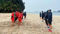 Đội tuyển nữ Việt Nam tranh thủ tập luyện trước khi bão Wipha đổ bộ