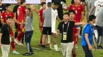 Thua chung kết, HLV châu Âu từ chối bắt HLV Kim Sang Sik?