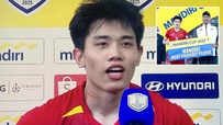Đình Bắc nhận danh hiệu Cầu thủ hay nhất U23 Đông Nam Á 2025 với cái cổ bị cào xước
