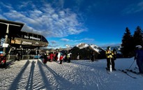 Tuyết rơi dày mang hi vọng trở lại cho du lịch mùa Đông nước Pháp