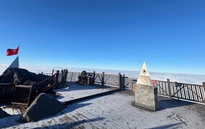 Đỉnh Fansipan phủ băng trắng xoá