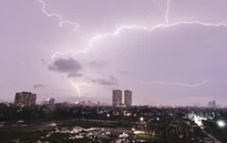 Cảnh báo mưa dông kèm tố lốc sét khu vực nội thành Hà Nội