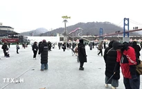 Hàn Quốc: Lễ hội câu cá băng Hwacheon cán mốc 1 triệu du khách 