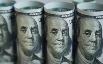 Đồng USD lao dốc giúp giá vàng tiếp tục lập "đỉnh"
