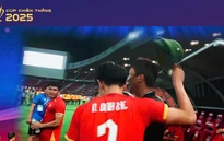 Khoảnh khắc 'Đình Bắc đội mũ cối cho HLV Kim Sang Sik' được vinh danh tại Cup Chiến thắng