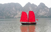 Hình ảnh phục dựng 3 thuyền buồm đỏ trên vịnh Hạ Long