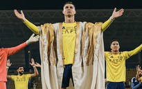 Giải mã chiếc áo đặc biệt mà Ronaldo khoác lên người sau khi lập cú đúp cho Al Nassr