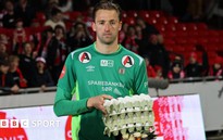 Độc lạ giải VĐQG Na Uy: Cầu thủ hay nhất trận được tặng trứng, sữa, rau, củi,...