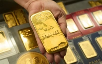 Giá vàng tiếp tục chịu sức ép kép từ lạm phát và lãi suất