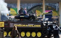 Võ sĩ lừng danh họp báo bằng... xe tăng ở trận đấu cuối cùng của sự nghiệp