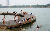 Người dân thành phố Huế ra sông Hương giải nhiệt nắng nóng