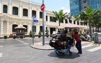 Người dân xoay sở dưới nắng nóng cao điểm ở Thành phố Hồ Chí Minh