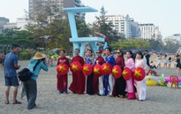 Hàng nghìn người dân và du khách đổ ra các bãi biển ở Thanh Hóa tránh nóng
