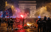 Một người tử vong, gần 900 người bị bắt vì bạo loạn sau khi PSG vô địch Champions League