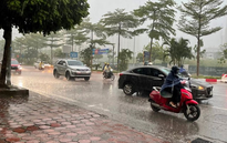 Cảnh báo mưa dông kèm lốc sét, mưa đá tại Hà Nội