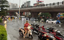 Hà Nội: Mưa lớn gây ngập úng tại một số khu vực, giao thông khó khăn