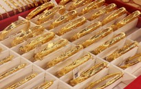Giá vàng giảm nhẹ sau khi chạm mức cao nhất trong hơn 2 tháng