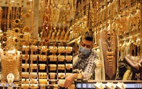 Giá vàng thế giới dao động gần mức thấp nhất trong hai tuần