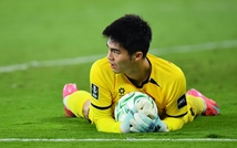 HLV Kim Sang Sik mừng vì hàng thủ 